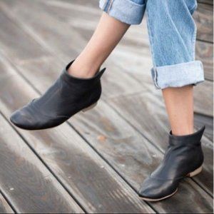 Coclico Black Leather Pull-on Short Ankle Boots 39.5/9.5